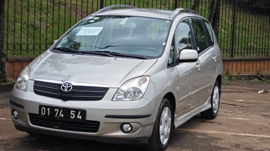 2005 TOYOYA COROLLA VERSO